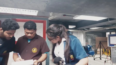 Workshop Teacher checking and grading work of Engineering students  Video stock 102570671