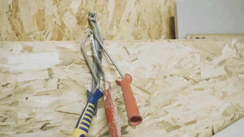 In the workshop there are clasp handles for painting work. Vidéo 260792880