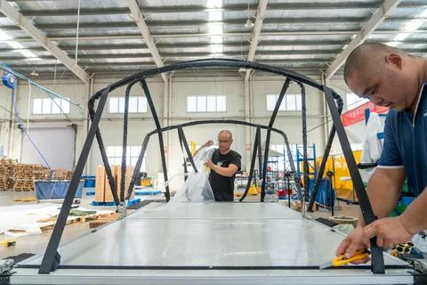 Workshop workers assembling frames for vehicle-mounted rooftop tents Stock-Fotos