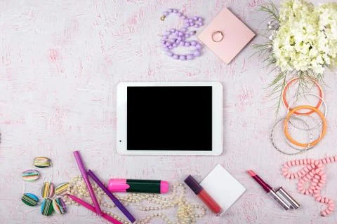 Workspace with computer, bouquet Hydrangeas, clipboard. Women's fashion acces Stockfoto's