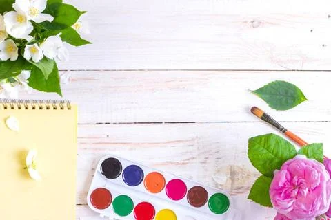  Workspace of creative worker Desk of creative worker. Paints, brush and f... Foto stock