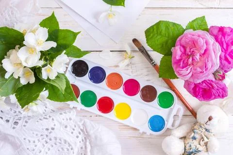  Workspace of creative worker Desk of creative worker. Paints, brush and f... Foto stock