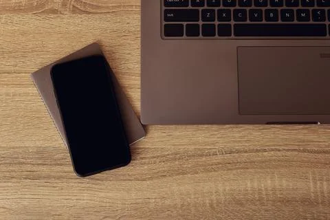 Workspace desk. Top view to notepad with mobile phone and laptop keyboard. Foto stock