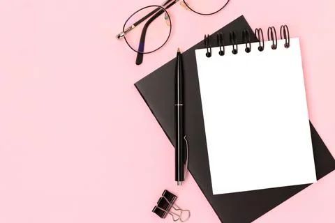 Workspace with empty notepad mock up and black colored stationery. Foto stock