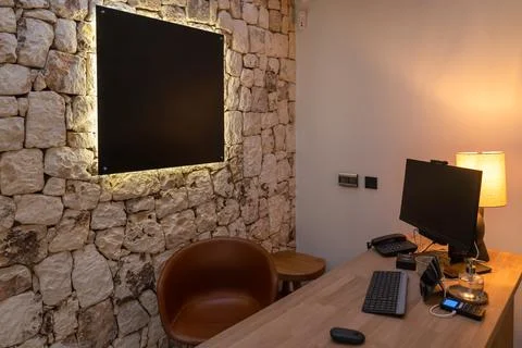 Workspace in the lobby of a rustic hotel with copy space. Tourism concept Foto stock