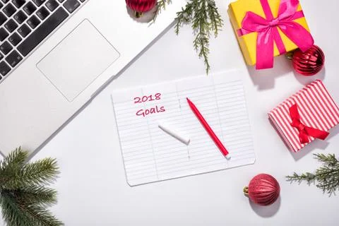 Workspace with Red baubles and tree branches. Foto stock