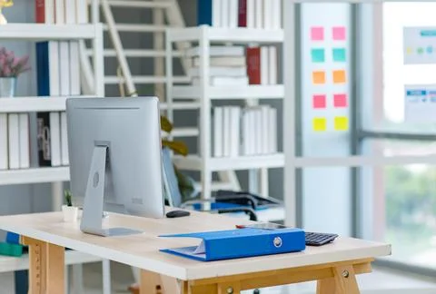 Workstation wooden working table with computer monitor, keyboard, mouse, do.. Foto stock
