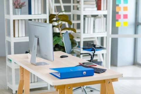 Workstation wooden working table with computer monitor, keyboard, mouse, do.. Foto stock