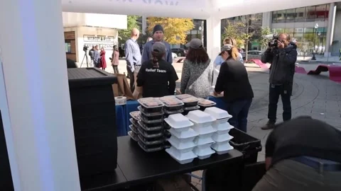 World Central Kitchen distributes meals to federal employees affected by the US  Vídeo Stock 320023137