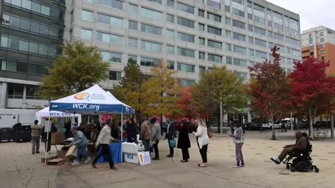 World Central Kitchen distributes meals to federal employees affected by the US  Vídeo Stock 320087247
