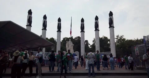 World Cup Crowd Gathering at Altar to the Homeland in Mexico City Vídeos de archivo 342132878