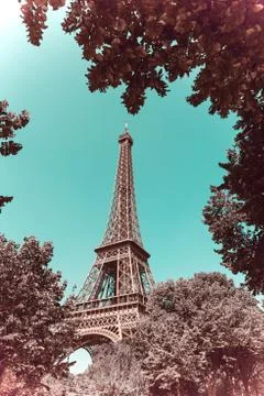 World famous Eiffel tower under a clear sky Stockfoto's