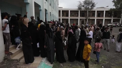 The World Food Program distributes rations in Sana'a, Saná (es-ES), YE - 17 May  Vídeo Stock 241457428