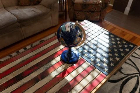 World Globe on USA Flag Table Foto stock