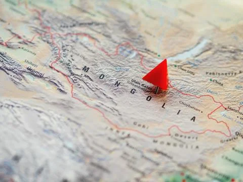 World map with focus on Mongolia with capital city Ulan Bator. Red triangle p Foto stock