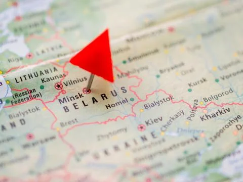 World map with focus on Republic of Belarus with red triangle pin on capital  Foto stock