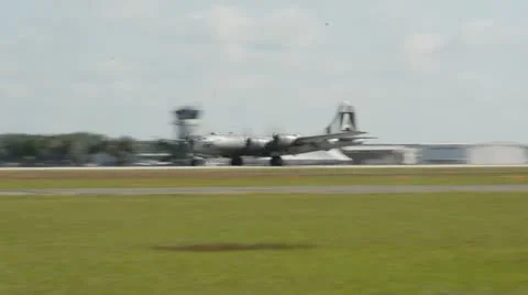 World War II bomber 動画素材 10908801