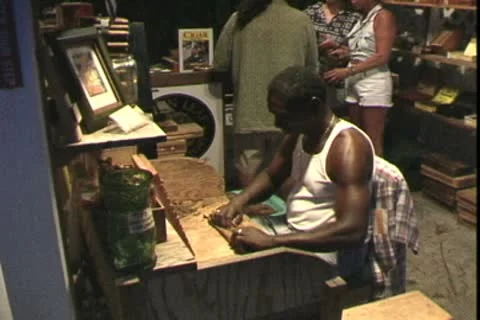 WorldClips-Cigar Maker Vídeos de archivo 8947600