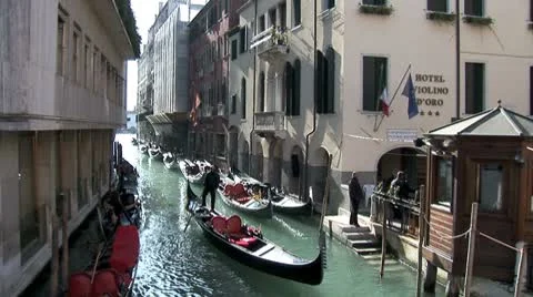 WorldClips-Gondolas in Small Canal Видео 8947753