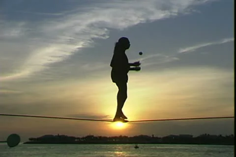 WorldClips-Juggler on Wire-zoom Video stock 8947642