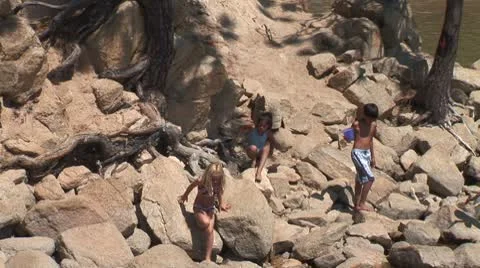 WorldClips-Kids in Rocks Видео 8924513