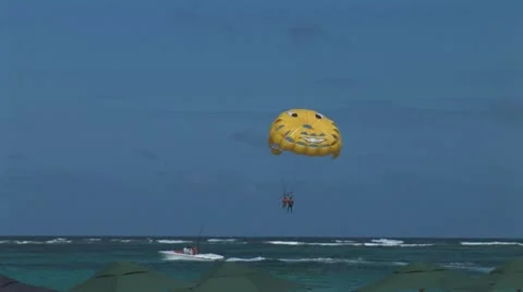 WorldClips-Parasailing Stock-Footage 8922037