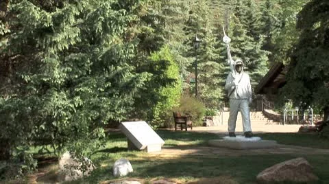 WorldClips-Skier Statue-ws Stock-Footage 8923462