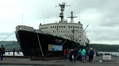 The world's first nuclear-powered icebreaker "Lenin" and a school excursion. 動画素材 68725034