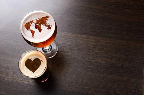 Worldwide beer affection World map and heart silhouettes on foam in beer g... Foto stock