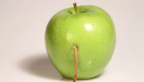 Worm crawls out of the apple Vídeos de archivo 7904803