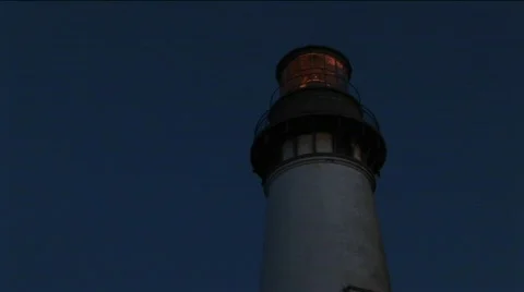 A worms-eye view of functioning lighthouse at night. Video stock 437412