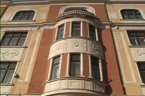 A worms-eye view of the stone face of an apartment building in Bosnia. Vídeos de archivo 439137