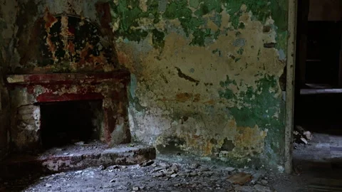 Worn down chimney inside an abandoned house Vídeo Stock 267327936