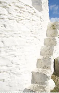 Worn Down White Stone Steps Around Building Stock-Fotos