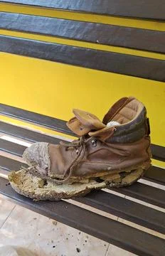 Worn out leather work boot 库存照片