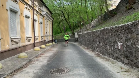 Worn out runner extremely fatigued, decides to quit and abandon his running 스톡 동영상 192060099