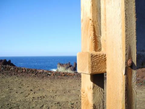 Worn out Timber Structure at the atlatic ocean pure colours Foto stock
