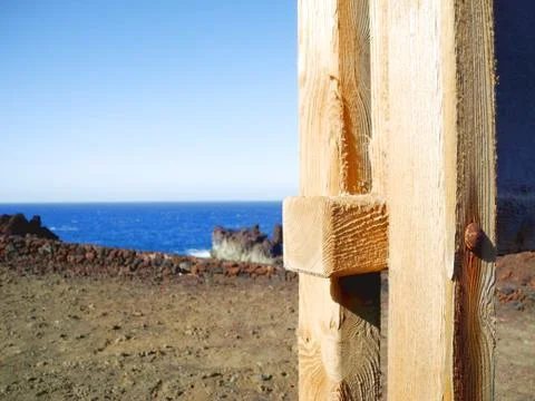 Worn out Timber Structure at the atlatic ocean pure colours Foto stock