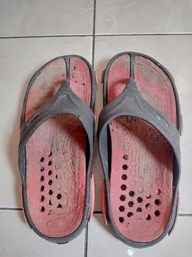 Worn Rubber Flip-Flops Still in Daily Use 스톡 사진