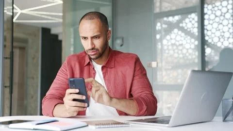 Worried businessman having problems with software or service on smartphone  Vídeos de archivo 340880720