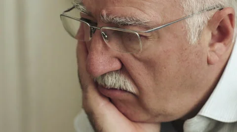 Worried old man thinking about his life Vídeo Stock 67546028