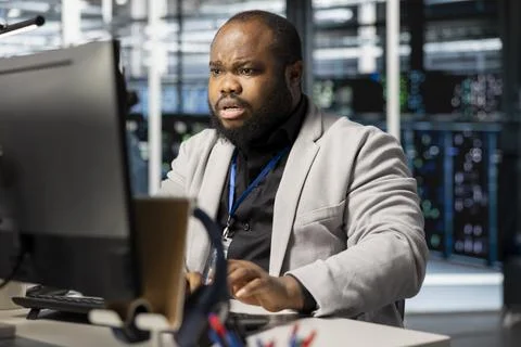 Worried server hub IT expert unnerved by infrastructure failure errors Foto stock