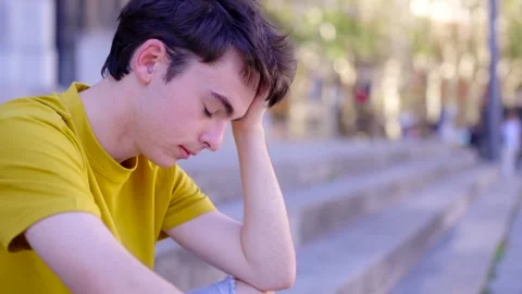 Worried teenager thinking on problems Vídeos de archivo 252875696