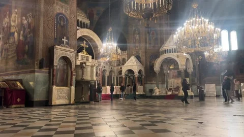 Worshippers Praying Inside Ancient St. Alexander Nevsky Cathedral Sofia 스톡 동영상 324127201