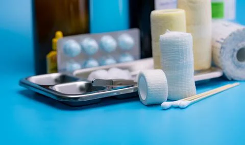 Wound care dressing set. Selective focus cotton stick and elastic conforming  Foto stock