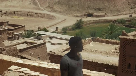 Wounded black guy looks around at the sand house of Morocco 07 Video stock 67557966