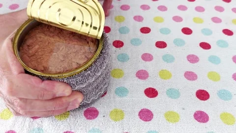 Wrap Your Tuna Can Like This-Simple Trick to Save Your Fingers Video stock 316465112