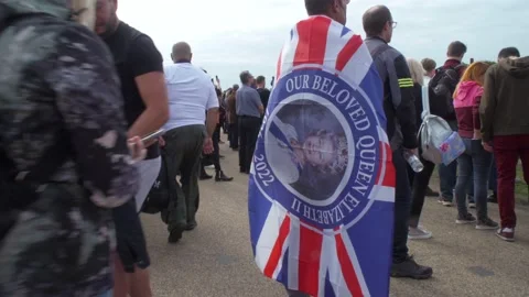 Wrapped in flag at Queen Elizabeth II funeral in Hyde Park Vídeos de archivo 211643296