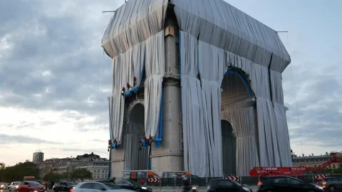 Wrapping Arc de Triomphe Stock Footage 162027038