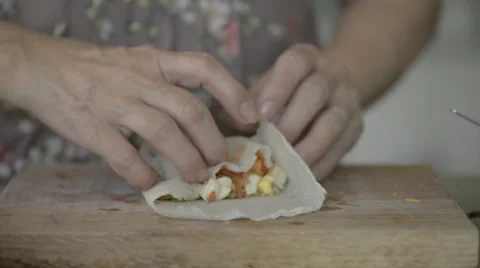 Wrapping Asia spring roll 库存影片 29241579